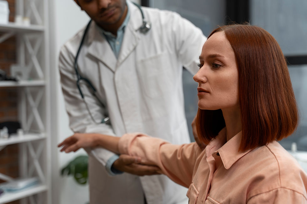 trabalhador passando por perícia médica