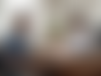 trabalhador sentado em um consultório médico, conversando com um médico durante uma perícia