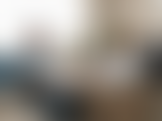 um paciente adulto sentado à frente de um médico perito que analisa documentos e laudos médicos