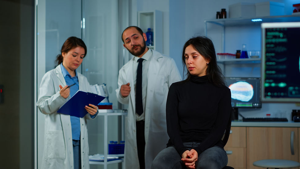 médico perito realizando pericia