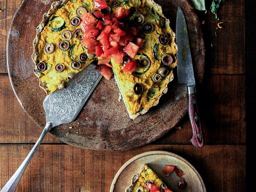 Bästa brunchen – quiche med squash, tofu, oliver och tomater
