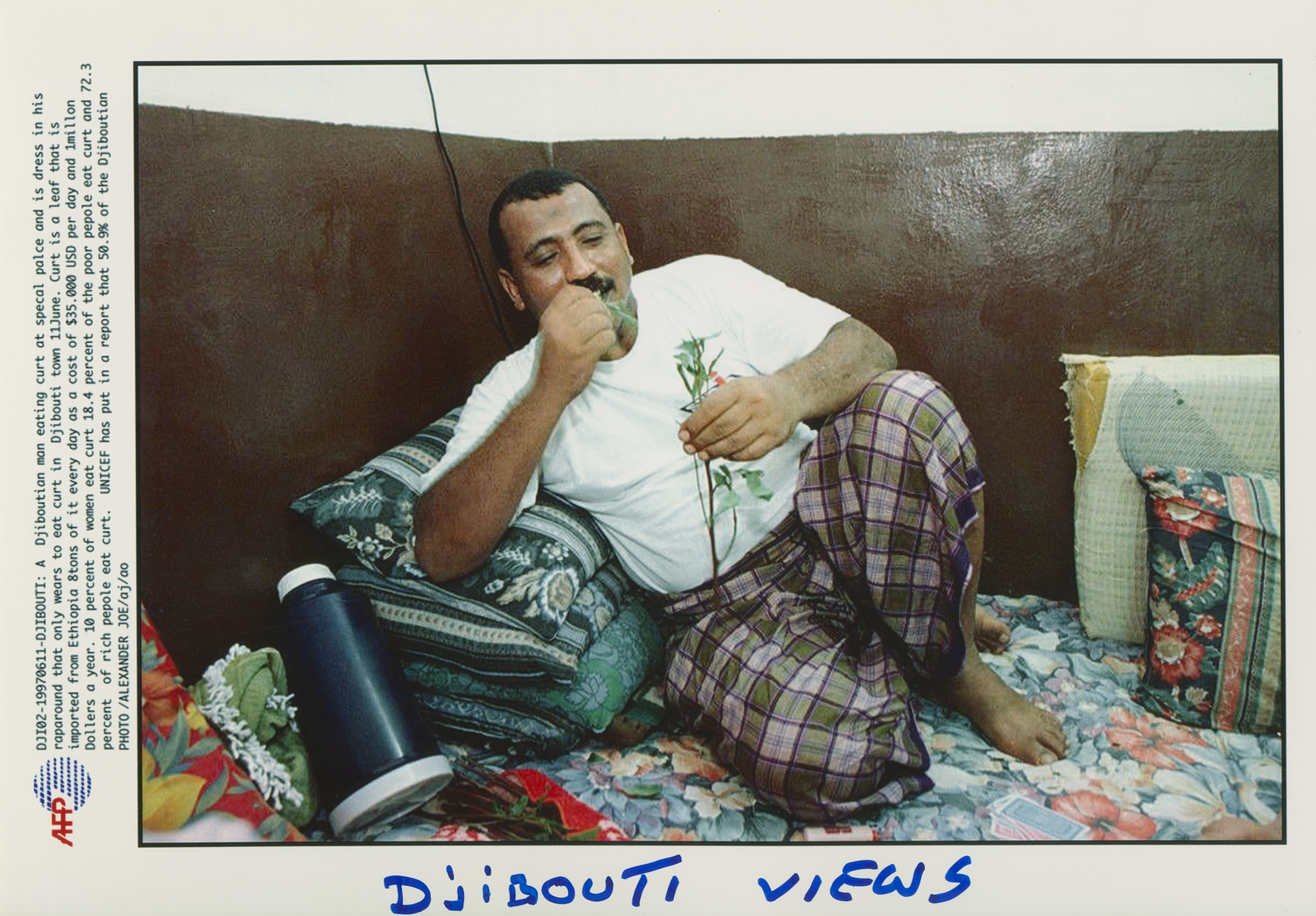 A03 A0372 – Djiboutian man chewing qat at home