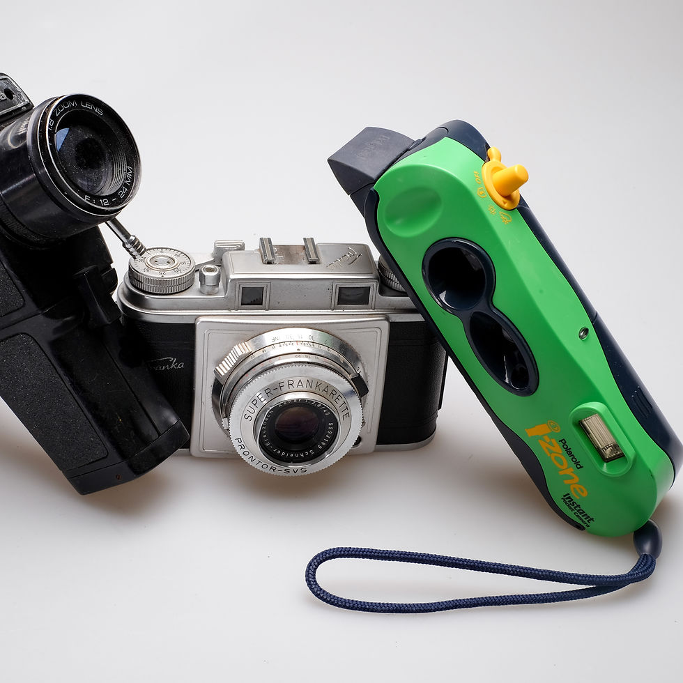 الصورة المصغرة: A collection of vintage cameras suitable for decoration and collecting.