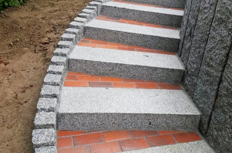 Granittreppe mit roten Ziegeln