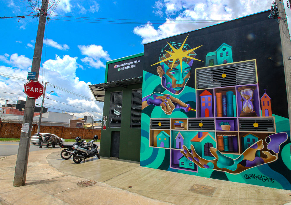 O mural reflexão sobre a construção da identidade e transformação, com elementos de ferramentas e formas geométricas em Prado