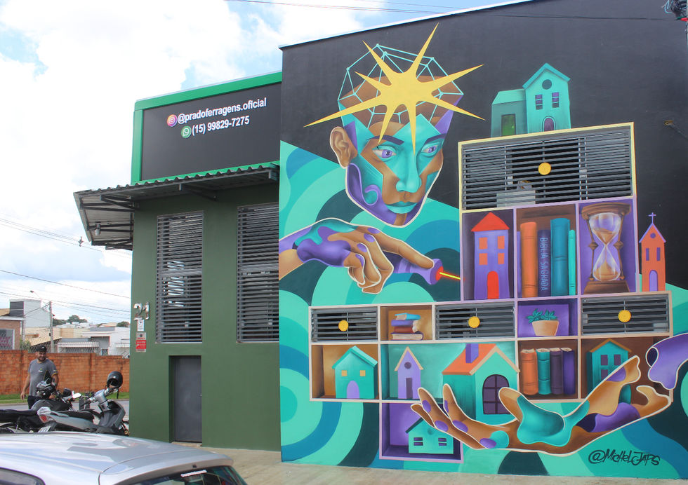 O mural reflexão sobre a construção da identidade e transformação, com elementos de ferramentas e formas geométricas em Prado