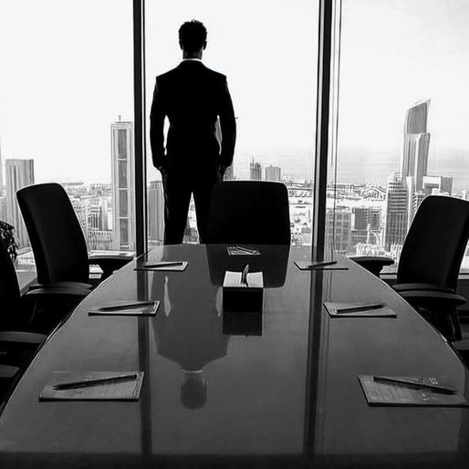 Entenda o que é business casual e como a flexibilização do dress code exige mais consciência sobre o que vestir e a imagem profissional que você deseja transmitir