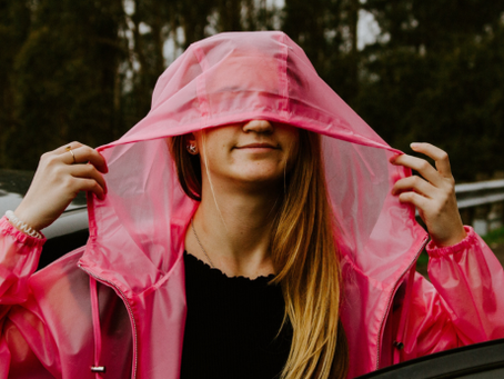 De roze regenjas
