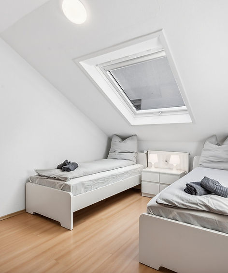 Möblierte Monteurwohnung von MONTEUR BASE: Schlafzimmer mit Einzelbetten