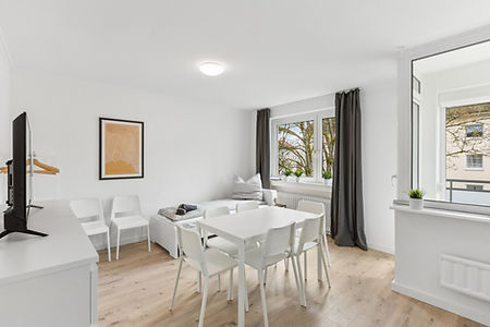 Möblierte Monteurwohnung von MONTEUR BASE: Wohn- und Schlafbereich