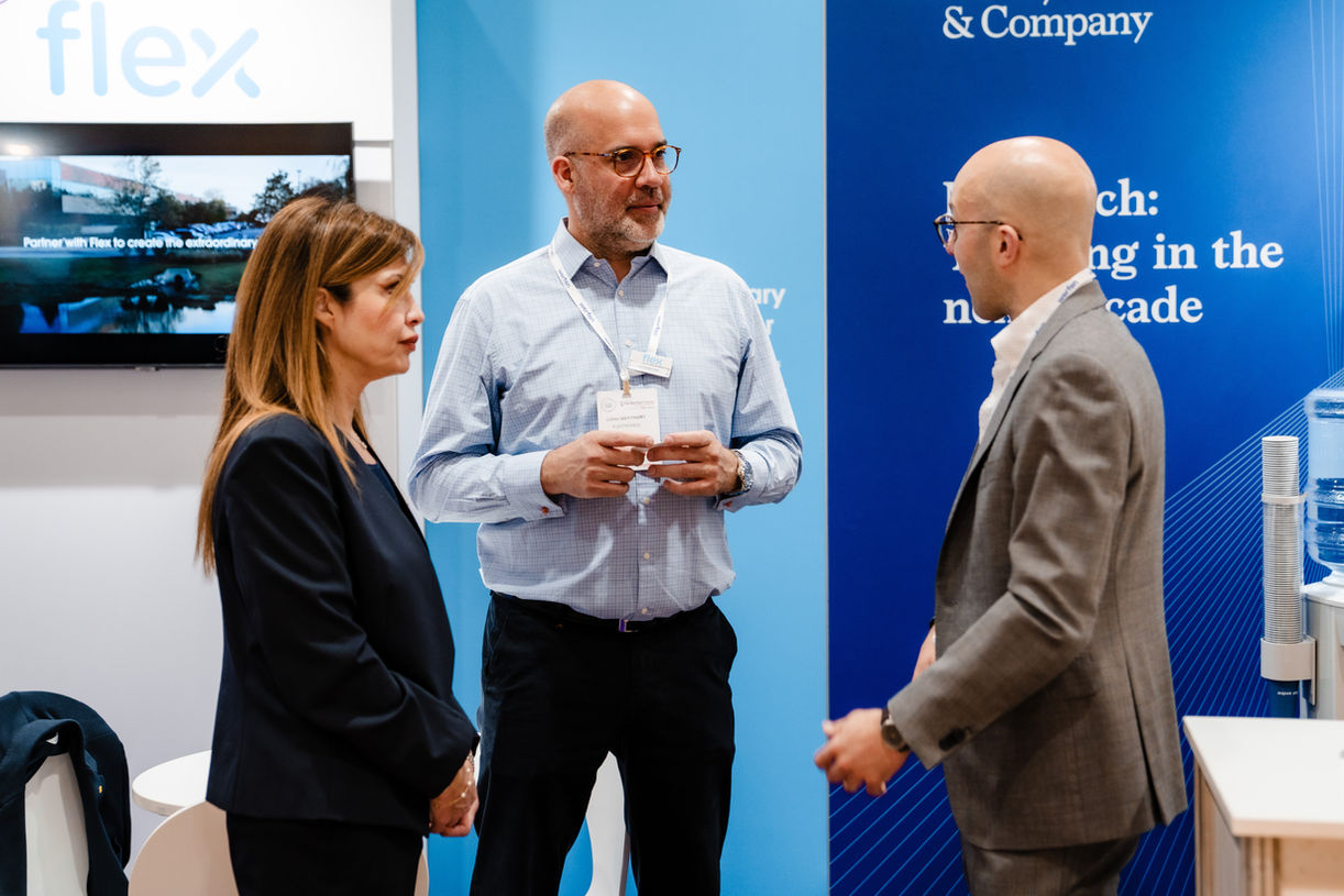 Gespräche am Messestand bei der Fachkonferenz MedTech Forum an der Viecon ehemals Messe Wien. Professionelle Messefotografie von der Kreativagentur FRB Media aus Wien.