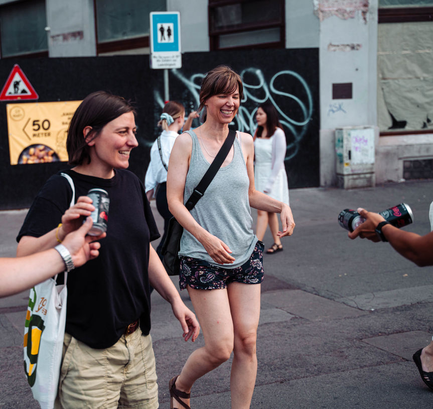 Junge Menschen genießen Jack&Coke beim Street Sampling in Wien. Fotografiert von der Kreativagentur FRB Media aus Wien.