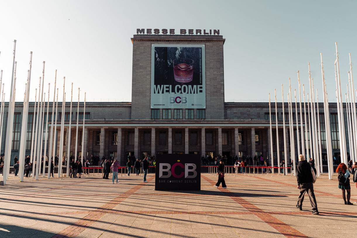 Eingang der Messe Berlin beim Bar Convent Berlin (BCB) 2024, organisiert von RX Deutschland. Besucher strömen in die Veranstaltung, während die eindrucksvolle Fassade die Größe des Events unterstreicht. Messefotografie, die die Ankunftsathmosphäre festhält.