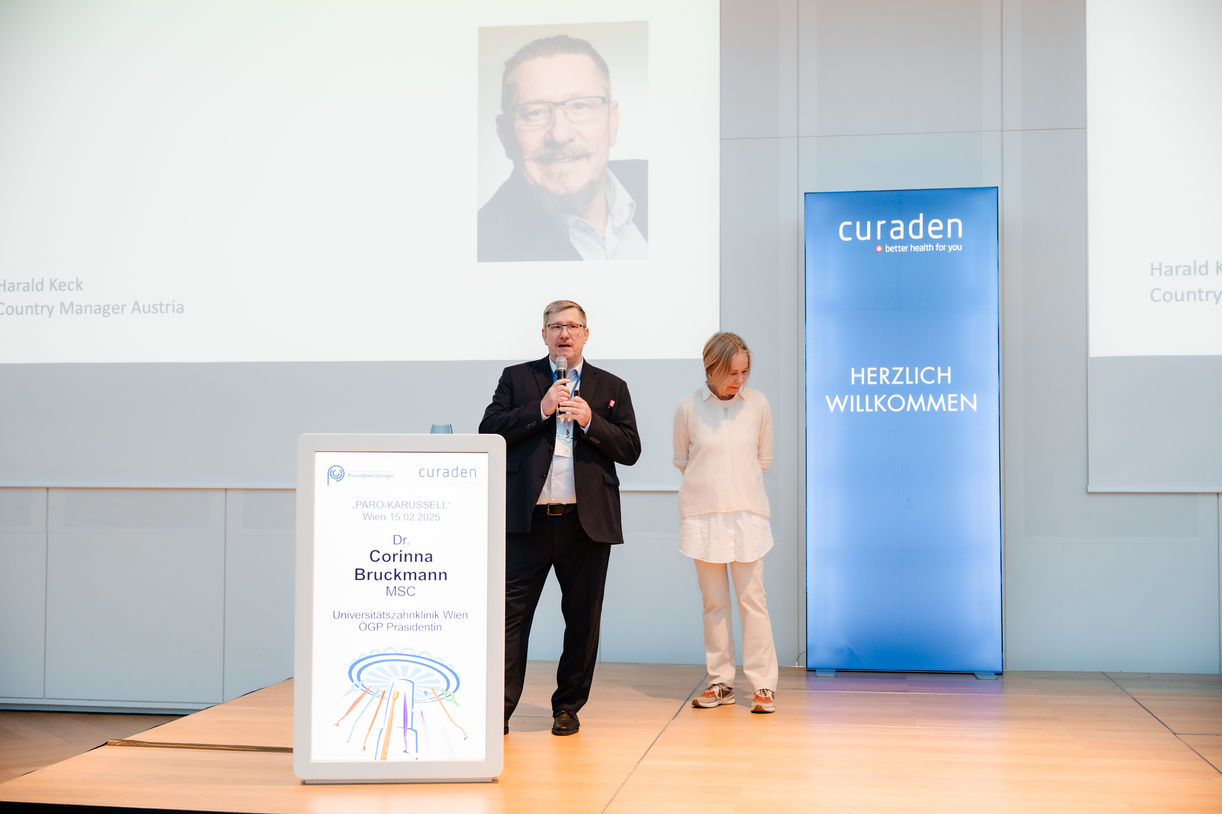 Vortrag auf der Bühne beim Dentalhygiene-Event „Paro-Karussell“ von Curaprox mit Präsentation und Fachpublikum im Saal. Event-Fotografie von FRB Media.