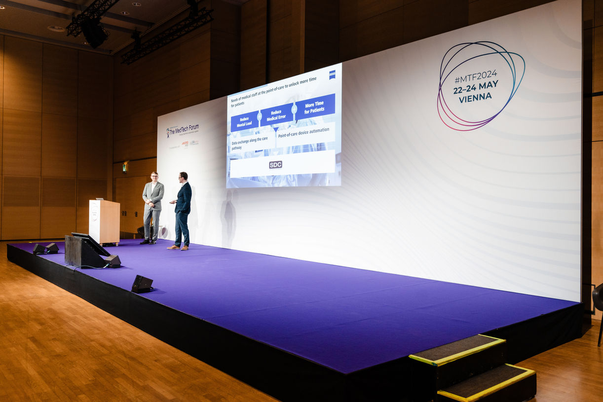 Präsentation auf einer Bühne der Fachkonferenz MedTech Forum an der Viecon ehemals Messe Wien. Messefotografie von der Kreativagentur FRB Media aus Wien.
