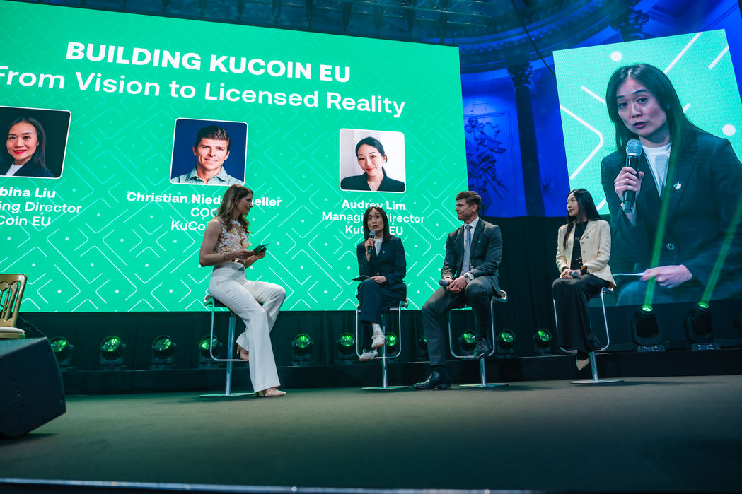 Paneldiskussion bei der KuCoin EU Launch Gala mit Managing Director Sabina Liu, Managing Director Audrey Lim und COO Christian Niedermüller auf der Bühne. Event-Fotografie der Kreativagentur FRB Media aus Wien.