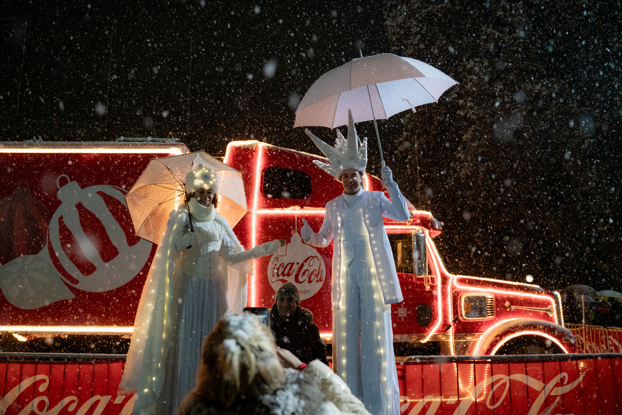 Festlich beleuchteter Coca Cola Truck mit Weihnachtsengeln während der Tour in Bregenz.