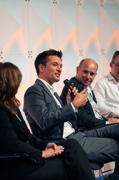 Expertengespräch auf der Bühne der FTTH Conference an der VIECON, ehem. Messe Wien. Fachliche Diskussion über technologische Entwicklungen.