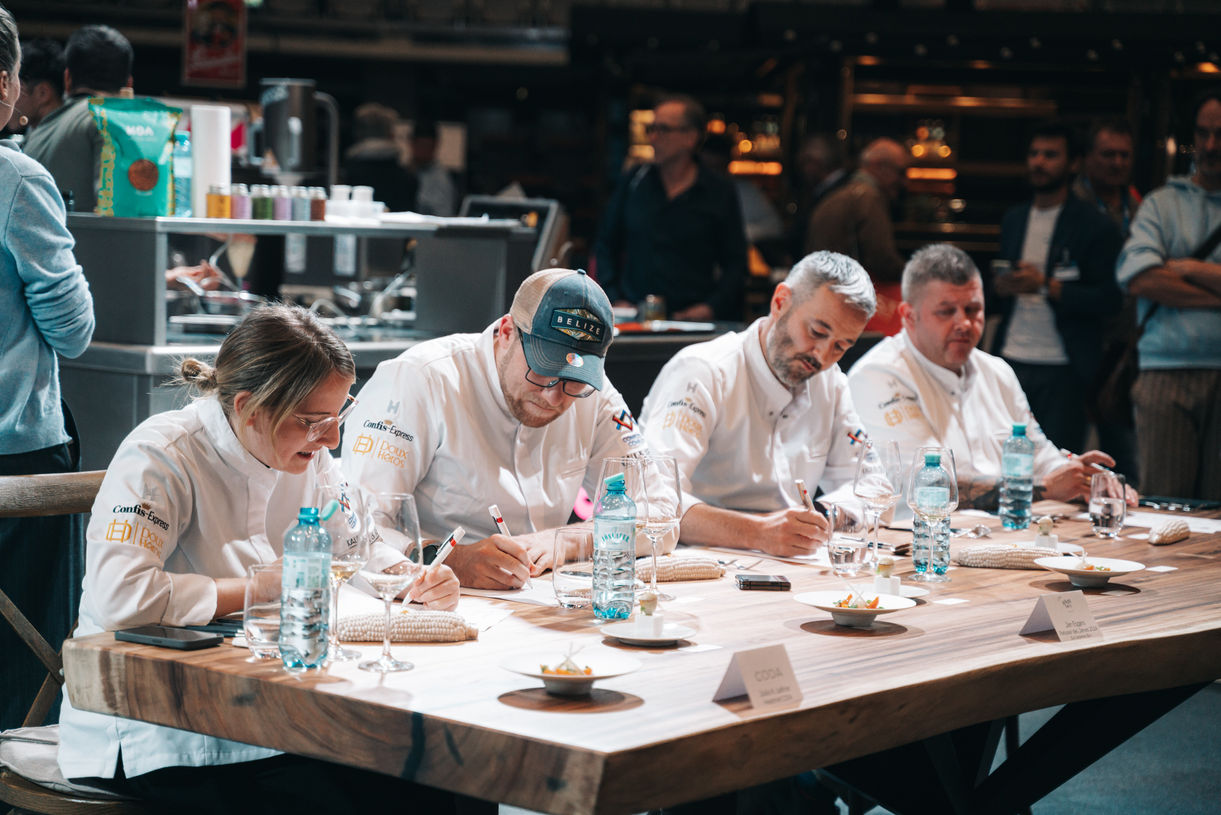 Jury des Wettbewerbs "Compote Complot" beim probieren und bewerten mehrerer Gerichte auf der Messe "Alles für den Gast" 2024 im Messezentrum Salzburg.