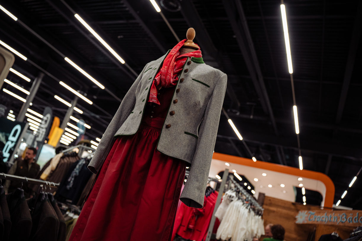 Ausgestellte Tracht mit rotem Dirndl und Janker auf der Messe Die Hohe Jagd & Fischerei in Salzburg – Messe-Fotografie von FRB Media.