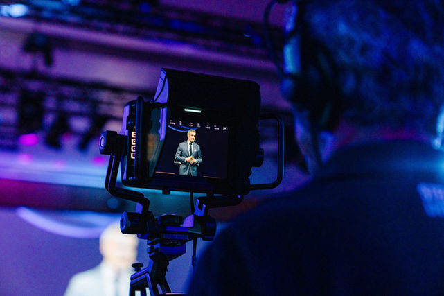Kameraaufbau während der Fachkonferenz MedTech Forum an der Viecon ehemals Messe Wien. Messefotografie von der Kreativagentur FRB Media aus Wien.
