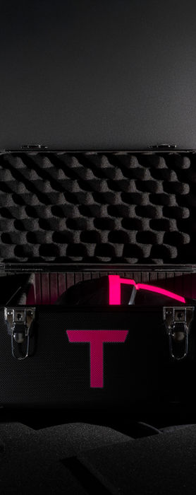 Maske für Mr Techno, Schwarze Maske mit leuchtendem T. LED Lichter verbaut.