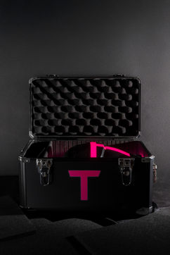 Maske für Mr Techno mit verbauten LEDs für das leuchtende T