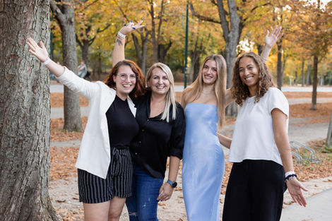 Foto von 4 jungen Frauen die für ein Gruppenfoto posieren. 