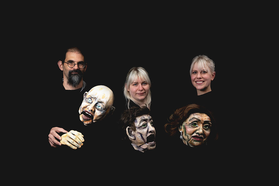 Gruppenfoto des Maskenwerkstatt-Teams, Von Links nach Rechts: Michael, Lara und Marianne. Alle halten eine Puppe in den Hände