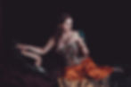 Foto im Renaissance -Stil mit einer Frau die einen kleinen Vogel auf der Hand sitzen hat