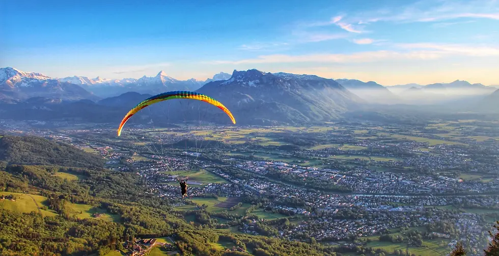Tandem-Paragleiten vom Gaisberg mit Panorama-Blick auf Salzburg Stadt und das Untersberg-Massiv.