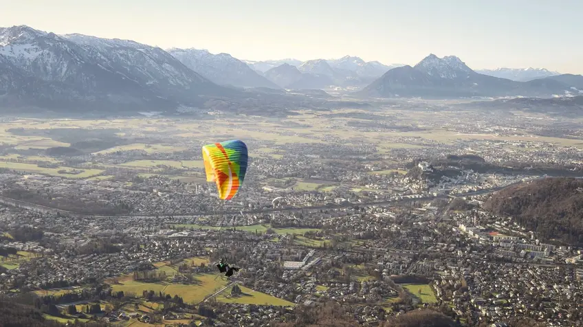 Atemberaubendes Tandem-Paragleiten mit Blick auf die Salzburger Altstadt, die Salzach und die majestätischen Alpen