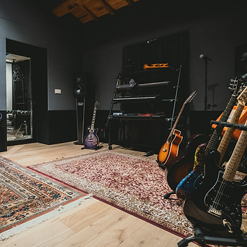 Foto della sala B, con chitarre e tastiere