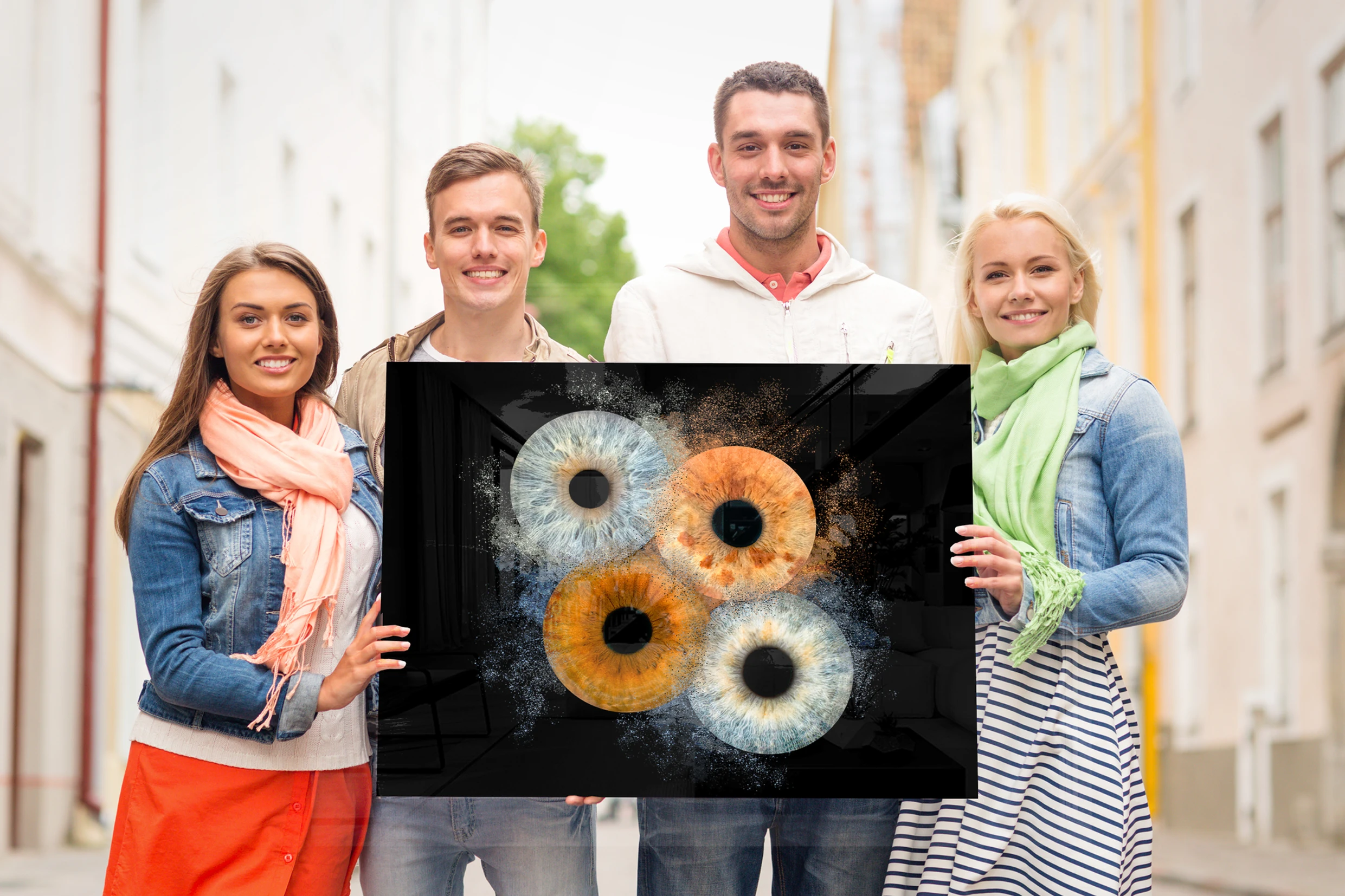 Familie hält gemeinsam ihr Familien-Iris-Kunstwerk auf der Straße