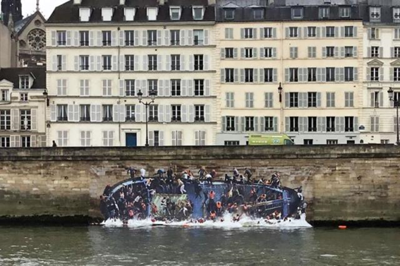 Pierre Delavie: “A balsa de Lampedusa”, no Rio Sena, em Paris, 2017.