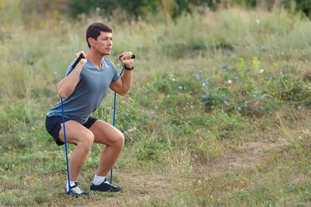 75392723-beau-jeune-homme-musclé-de-sport-exercice-à-l-extérieur-en-plein-air-avec-une-ban