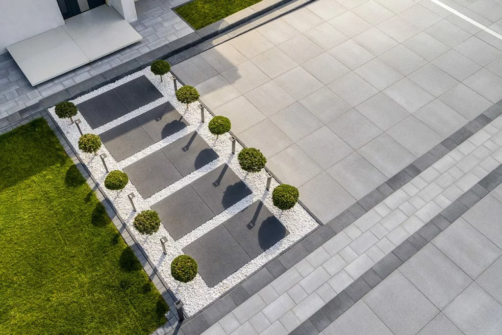 Kai dizainas neturi ribų: modernūs betono gaminiai kiemui su plačiu spalvų ir formatų pasirinkimu!