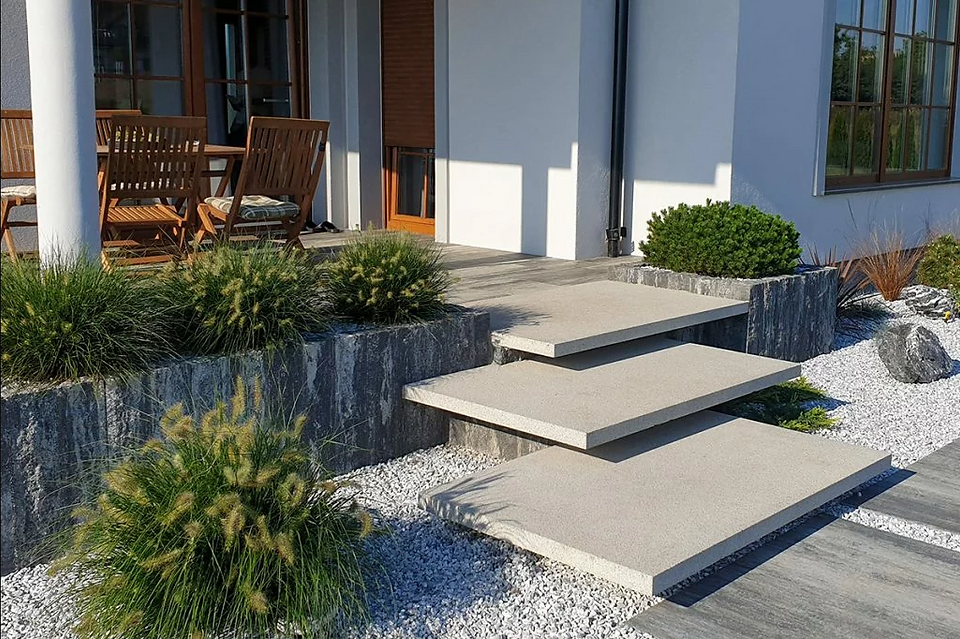 Kai dizainas neturi ribų: modernūs betono gaminiai kiemui su plačiu spalvų ir formatų pasirinkimu!