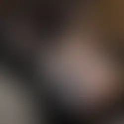 Kaksi ihmistä tietokoneen ääressä