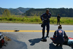 Motociclista tem fratura exposta após colisão com ônibus