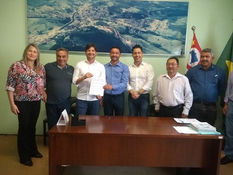 Prefeito Vandelon recebe deputados Marcio Alvino e André do Prado para assinatura de contratos com a
