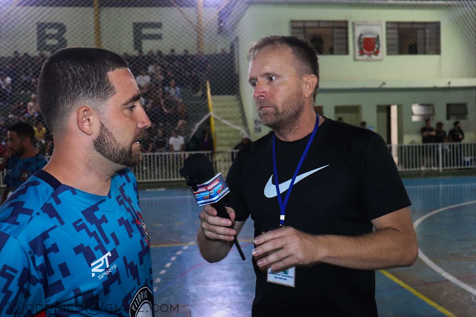 Marcinho Venâncio entrevistando o atleta do Scooby Paraibuna