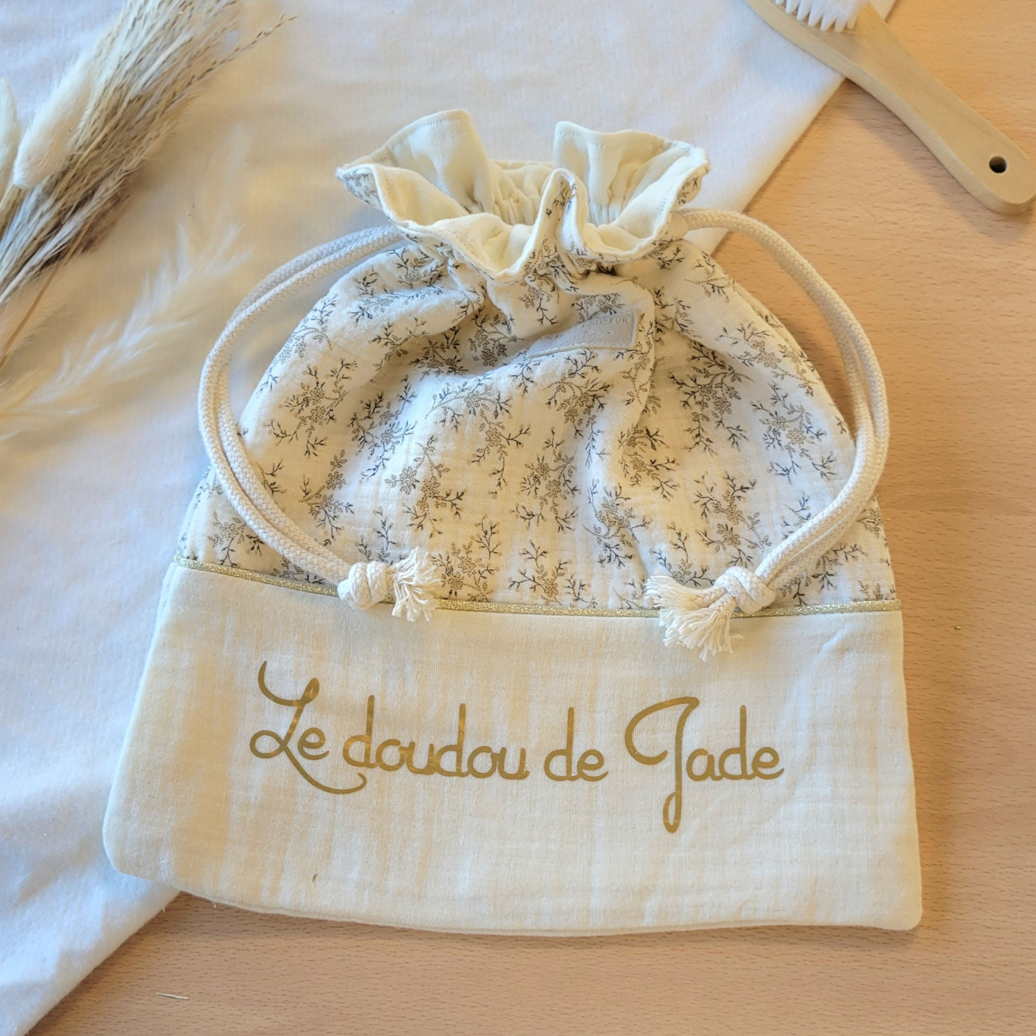 sac à doudou personnalisé écru et motif floral