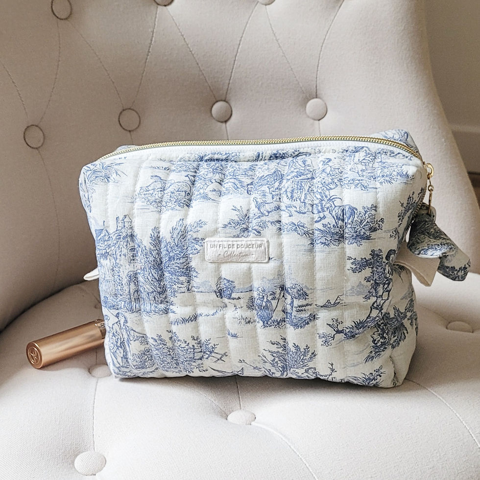 trousse de toilette matelassée en toile de jouy bleue