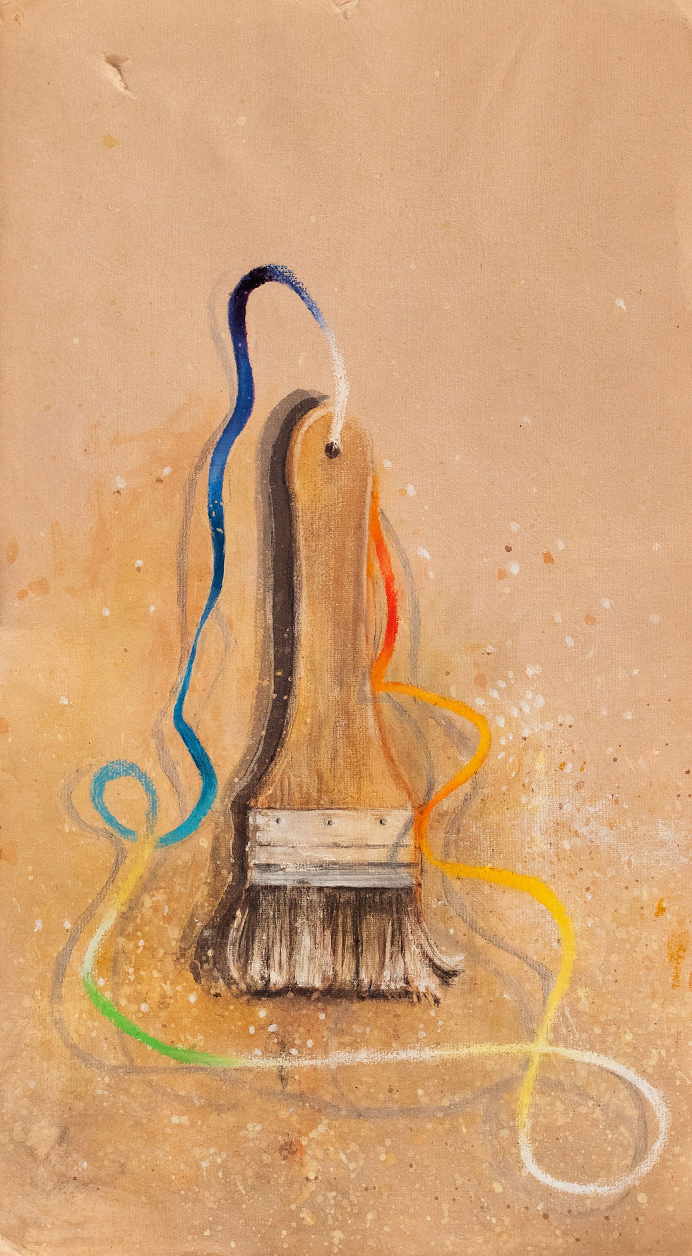 En pensel ligger på en varm beige bakgrund. Texturerad av färgspill och prickar. Det kan nästan vara sand. Penseln är luftigt intrasslad i en tråd bestående av alla färger i universum. Nästan så att den flyger.
