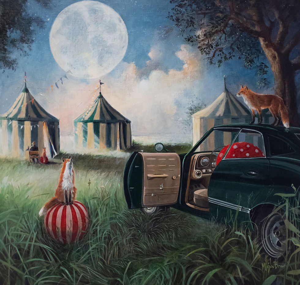 Tidigt på morgonen i en glänta eller kanske vid skogsbrynet har ett tillfälligt läger med tält upprättats för att bli någons hem. Fältet är dimmigt och ovanför, på himlen, syns en gigantisk måne, som ger sitt starka ljus till scenen. I förgrunden har en bil parkerats, dörren till förarsidan står vidöppen. I lägret sitter en man med ryggen mot oss, med en räv precis vid sin sida, som speglar hans beteende. Vid bilen i förgrunden, sitter en annan räv som tittar upp mot himlen. En tredje räv på bilens tak och tittar nyfiket på de andra.