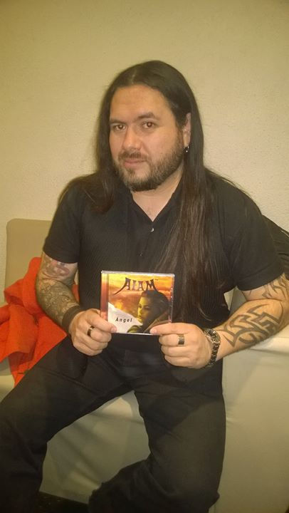Facebook - Ayer, antes de salir a tocar y regalar este disco, algunos nos hicier