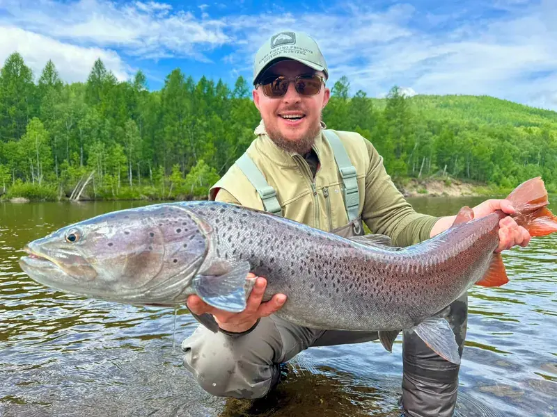 Piękny Tajmień złowiony na White&Olive SWHH od Pike Terror na wyprawie do Mongolii
