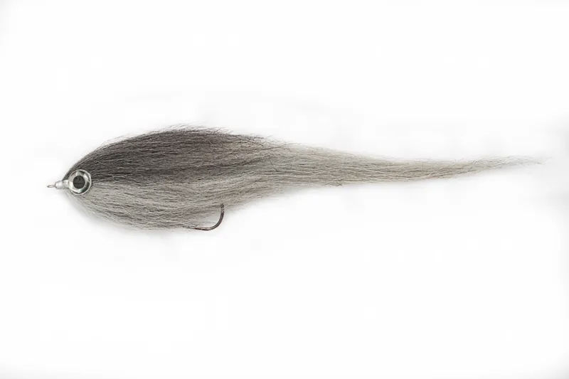 Grayling Ghost SGGH od Pike Terror – przegubowa mucha głowacicowa w odcieniach naturalnej szarości. Na głowacice, tajmienie