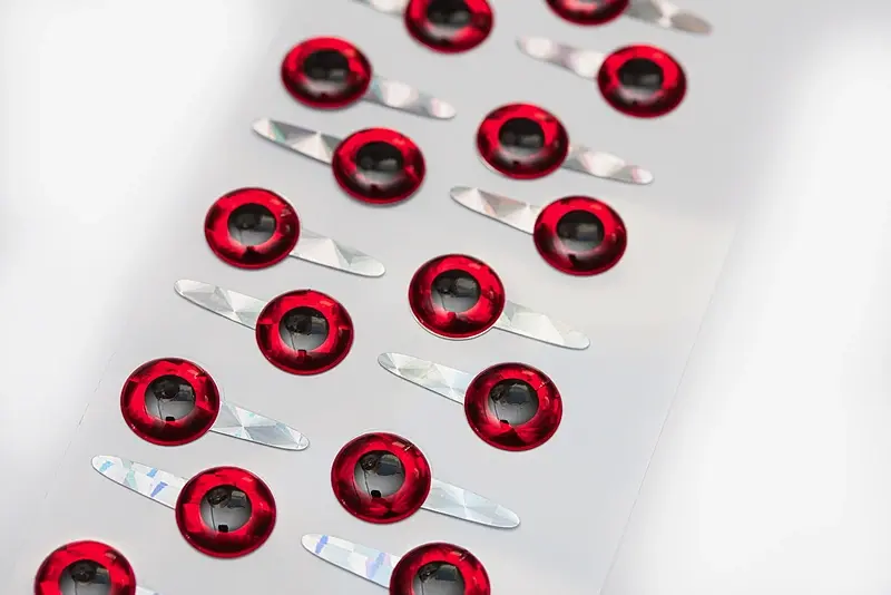 Czerwone holograficzne oczy Tab Eyes 10 mm od Pike Terror – zbliżenie oczu do streamerów